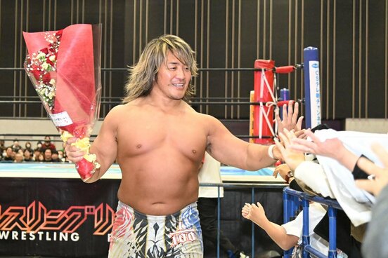 ファンの声援を受ける棚橋