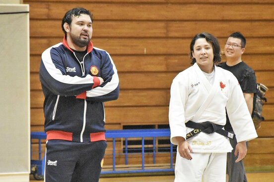 イベントで子供たちを指導したウルフアロン(左)と出口クリスタさん