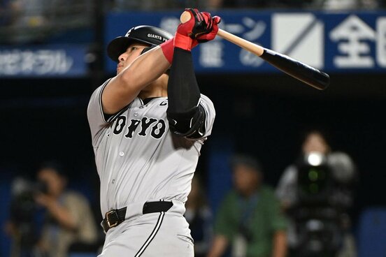 8回、2ランを放つ巨人・岡本