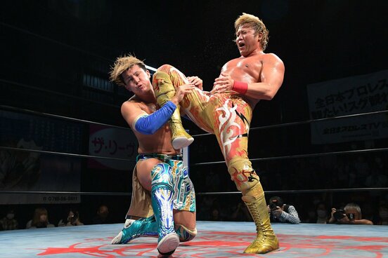 青柳（左）にヒザを叩き込む宮原