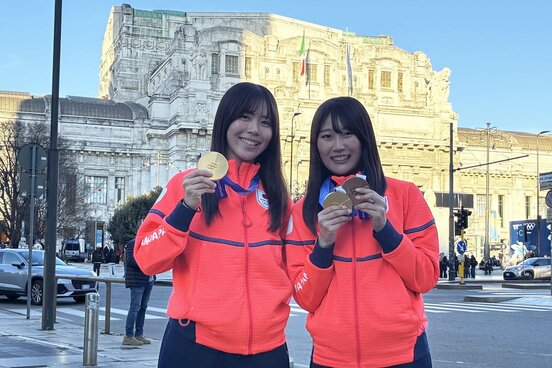 メダルを手に記念撮影に応じる深田茉莉と村瀬心椛
