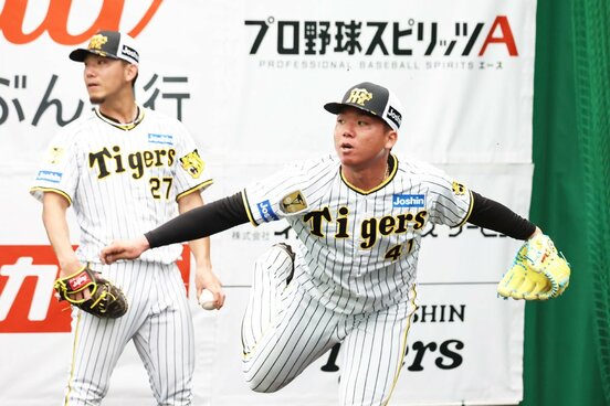 ブルペンで投げ込んだ阪神・村上頌樹(右)。左は伊藤将司