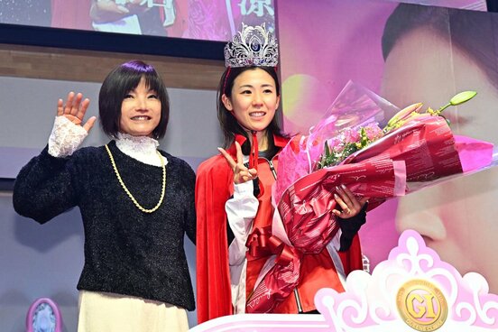 今年引退した日高逸子さん(左)に祝福された鎌倉涼