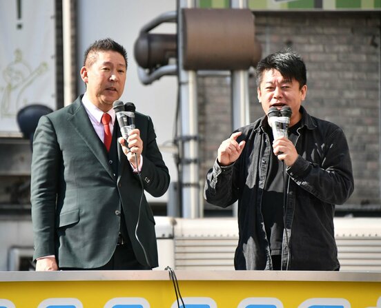 左から立花氏、堀江氏(東スポWeb)