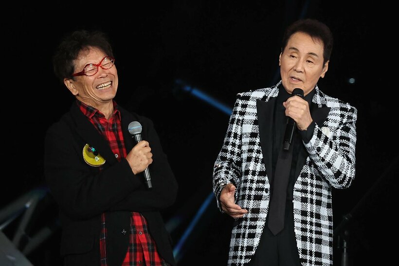 歌手デビュー６０周年記念公演を開催した五木ひろし。左は南こうせつ