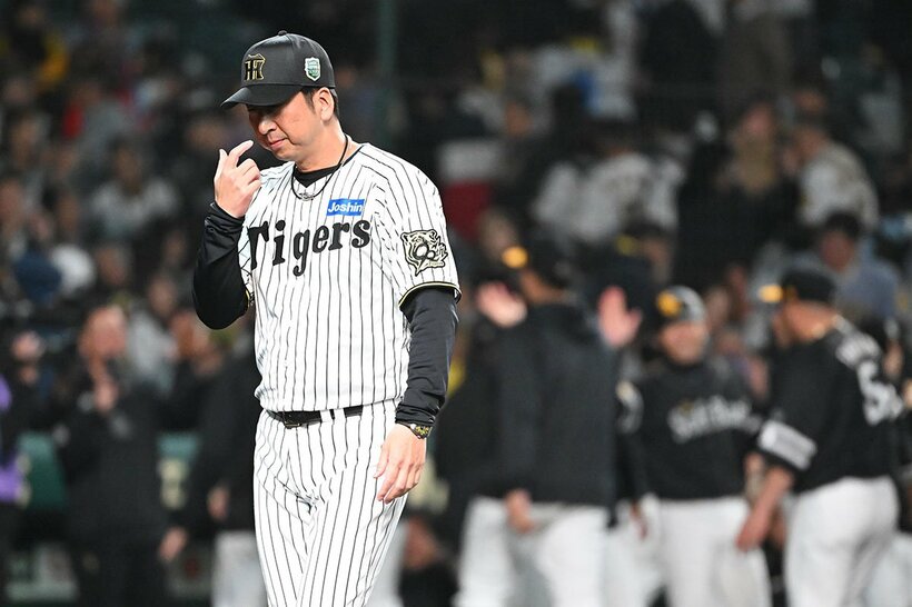 試合に敗れて引き揚げる阪神・藤川監督