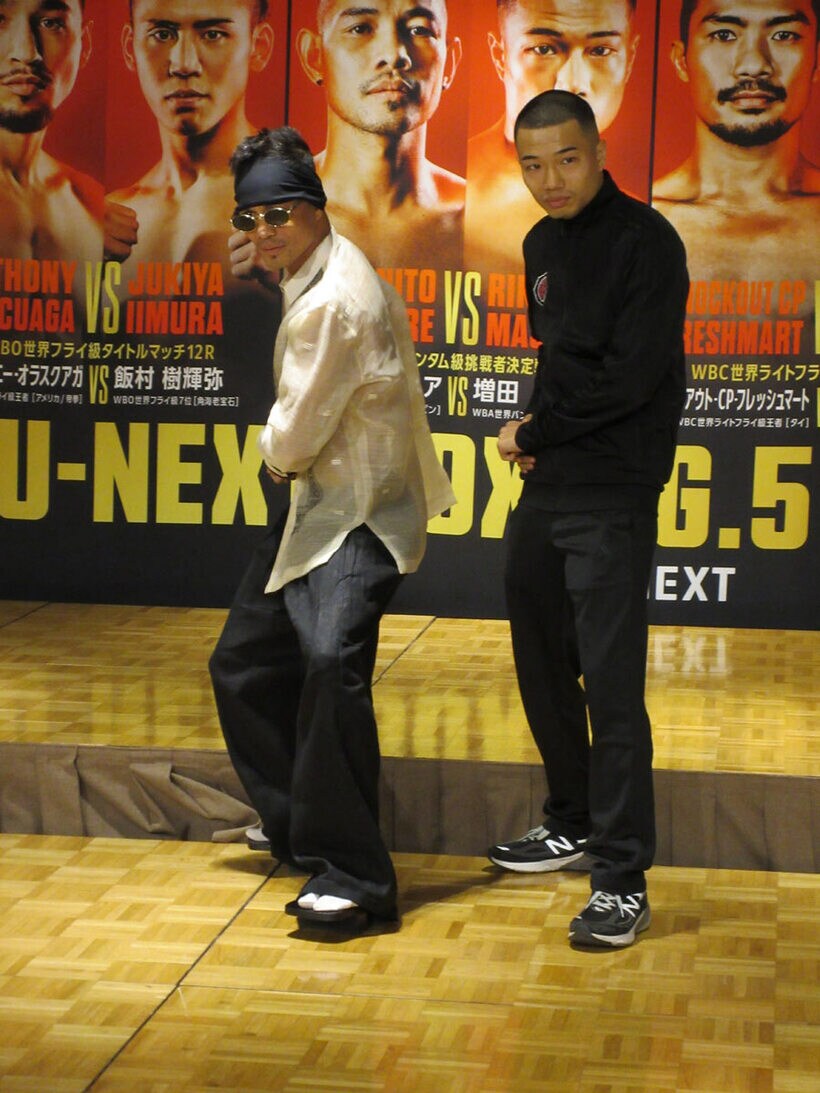 刀を持つ構えを見せるノニト・ドネア（左）と増田陸