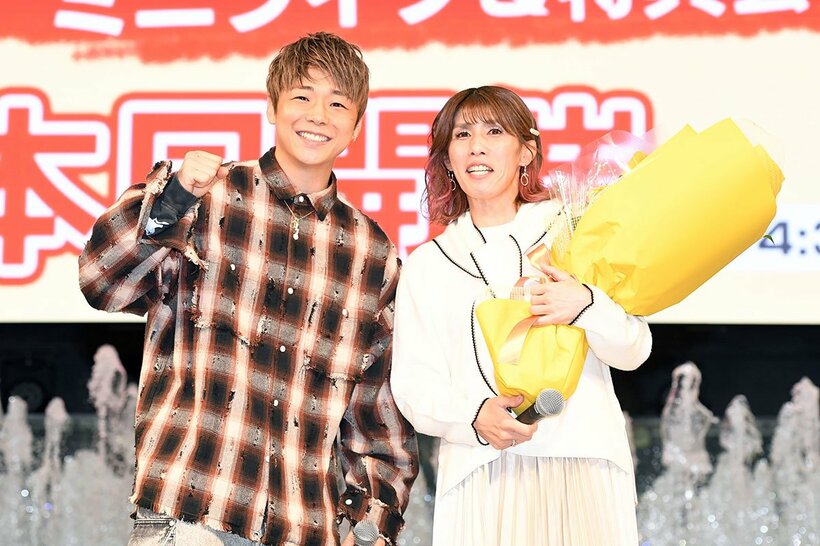 吉田沙保里のデビューシングル発売記念イベントにサプライズで登場した武尊