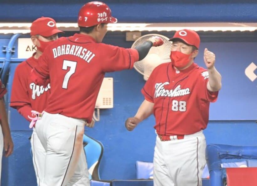  ７回、本塁打を放った堂林翔太を出迎える佐々岡監督