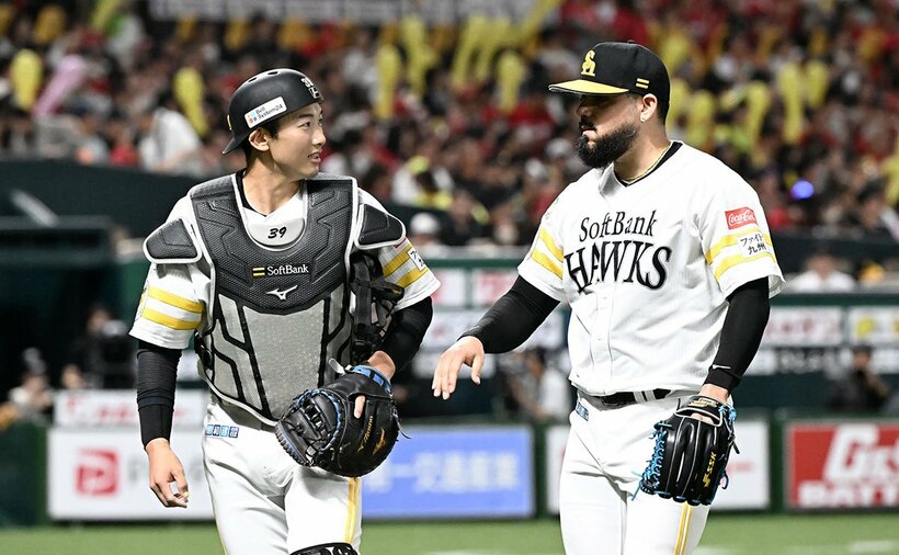 ７回投げ終えたソフトバンク・オスナと山本祐大
