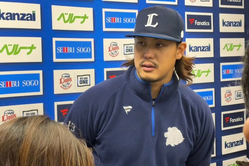 取材に応じる西武・高橋光成