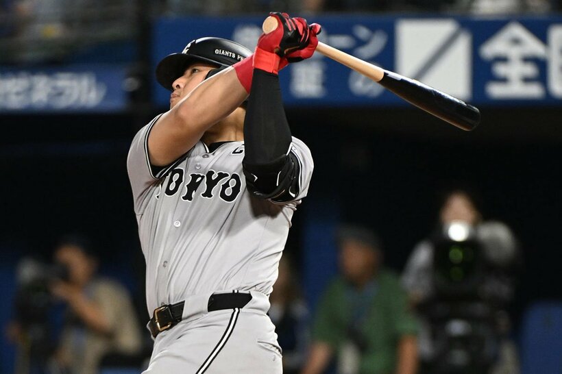 ８回、２ランを放つ巨人・岡本