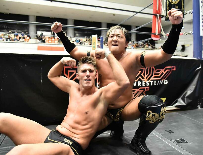  横綱相撲で勝利したタイチ（奥）とザック・セイバーＪｒ．