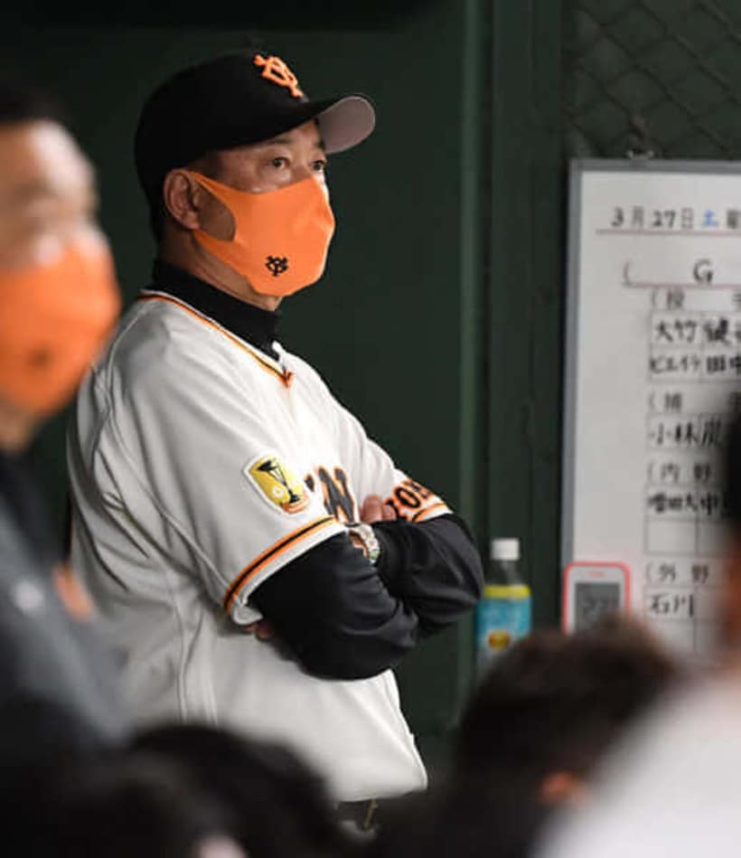 鋭い眼光で戦況を見つめる原監督