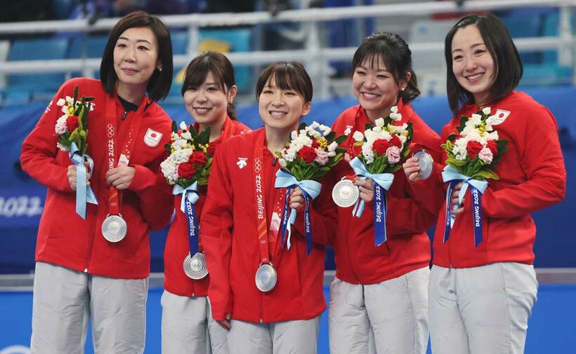  銀メダルを獲得したロコ・ソラーレ。左から石崎琴美、吉田夕梨花、鈴木夕湖、吉田知那美、藤沢五月（ロイター）