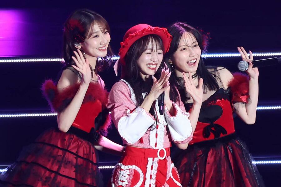 柏木由紀(左)と横山由依に挟まれた向井地美音