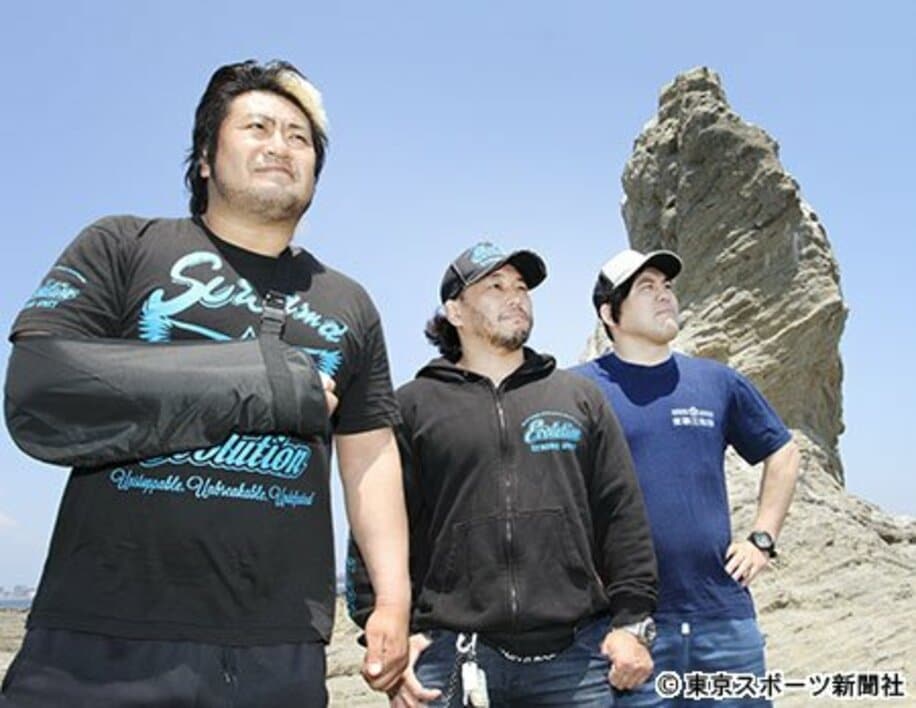 えぼし岩をバックに（左から）諏訪魔、青木、佐藤が決意を示した