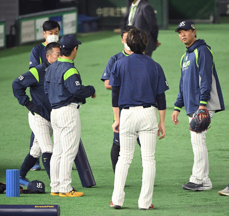 投手陣と話す伊藤智仁投手コーチ（右、東スポWeb)