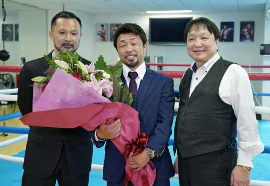  引退を発表した八重樫(中)と大橋会長(右)、松本好二トレーナー(大橋ジム提供)