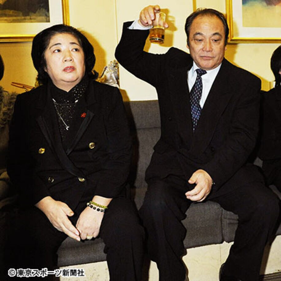  塚原光男副会長（右）と千恵子・女子強化本部長