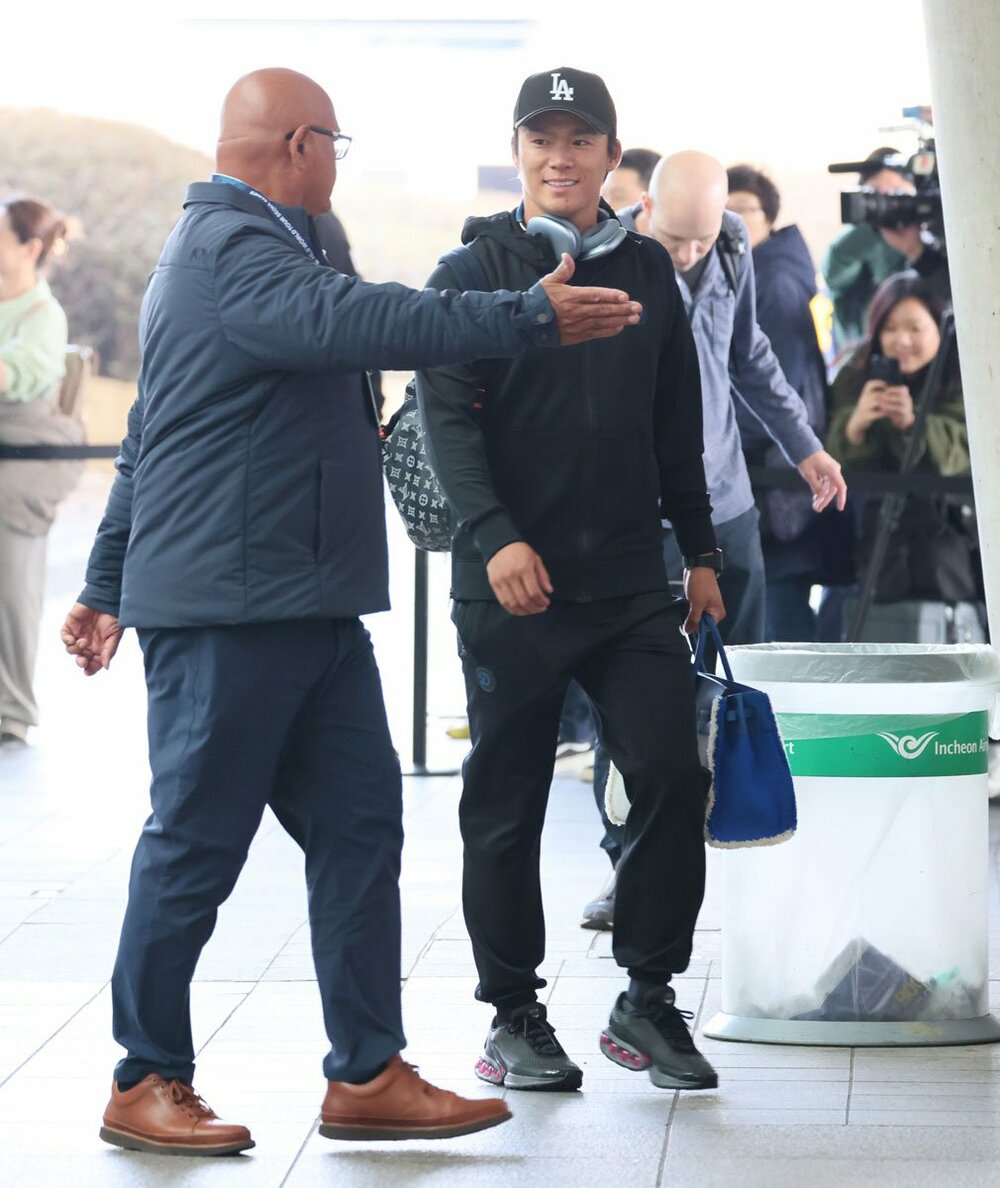ヴィトンのポーチが光る山本由伸の私服