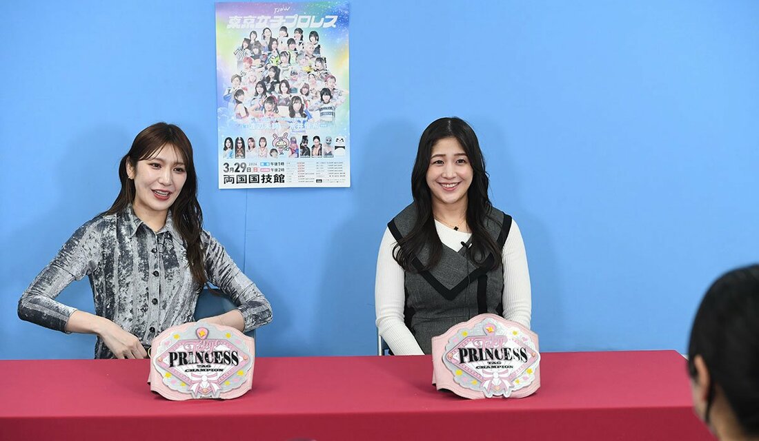 取材に余裕たっぷりで対応した上福ゆき(左)と上原わかな