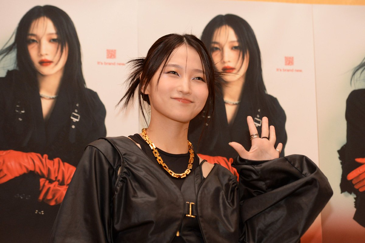 鞘師里保 赤に染まるファンミ会場でメジャーデビュー発表「私何回
