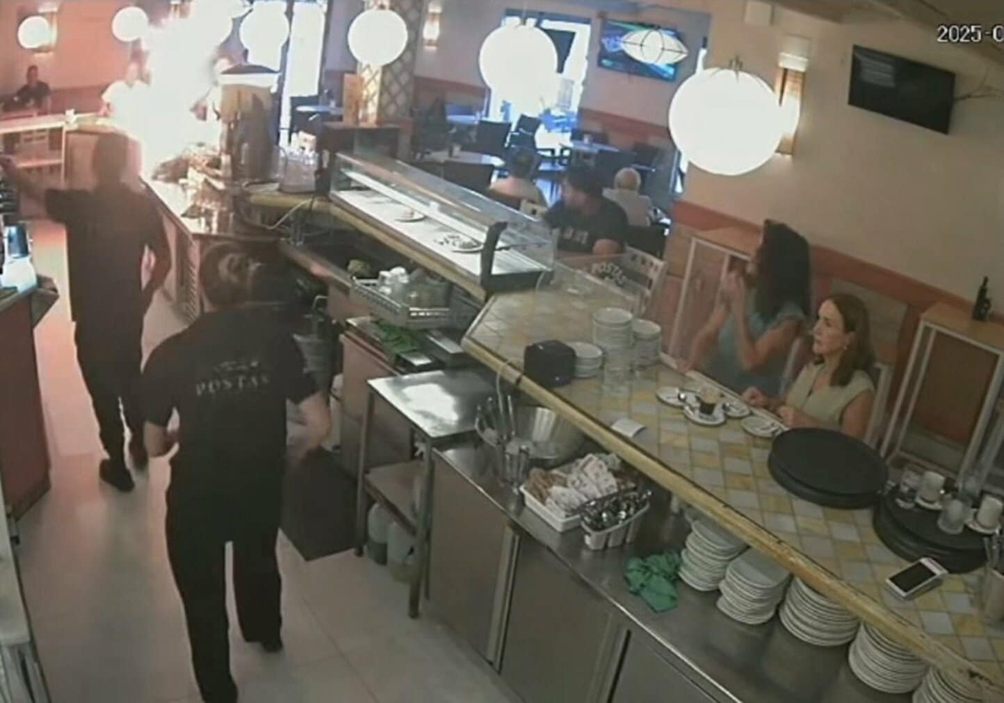 マヨネーズがないことにキレた男がカウンターに放火した（インスタグラム@postaslospalaciosから）