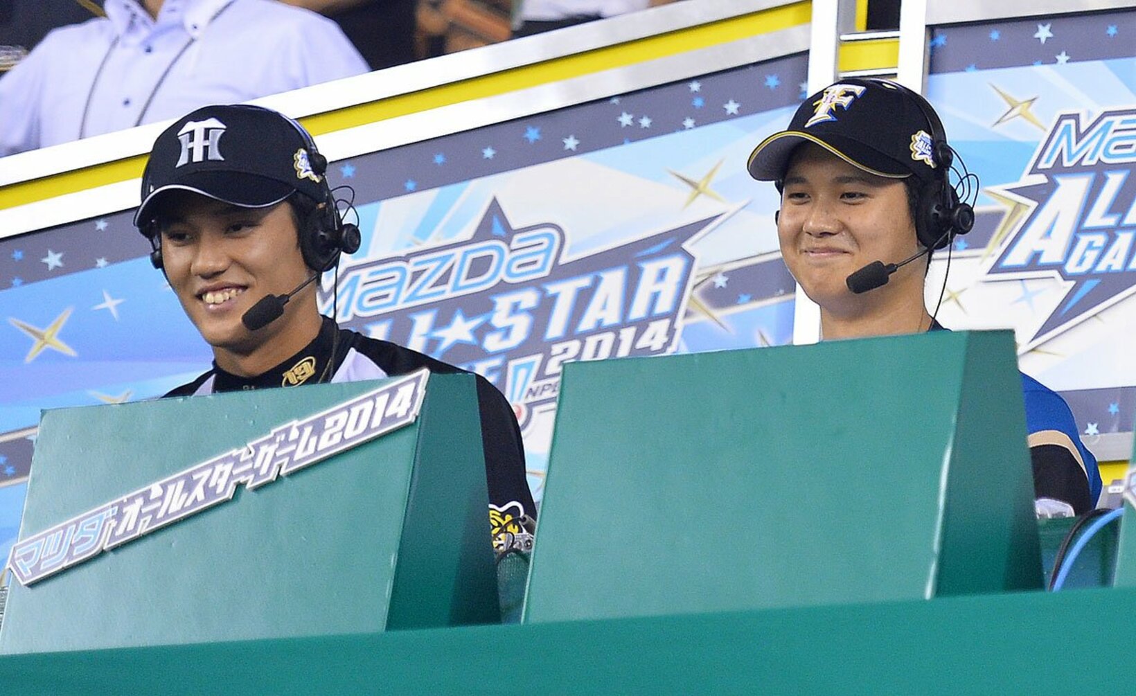 解説席に座る藤浪晋太郎（左・阪神）と大谷翔平（日本ハム）