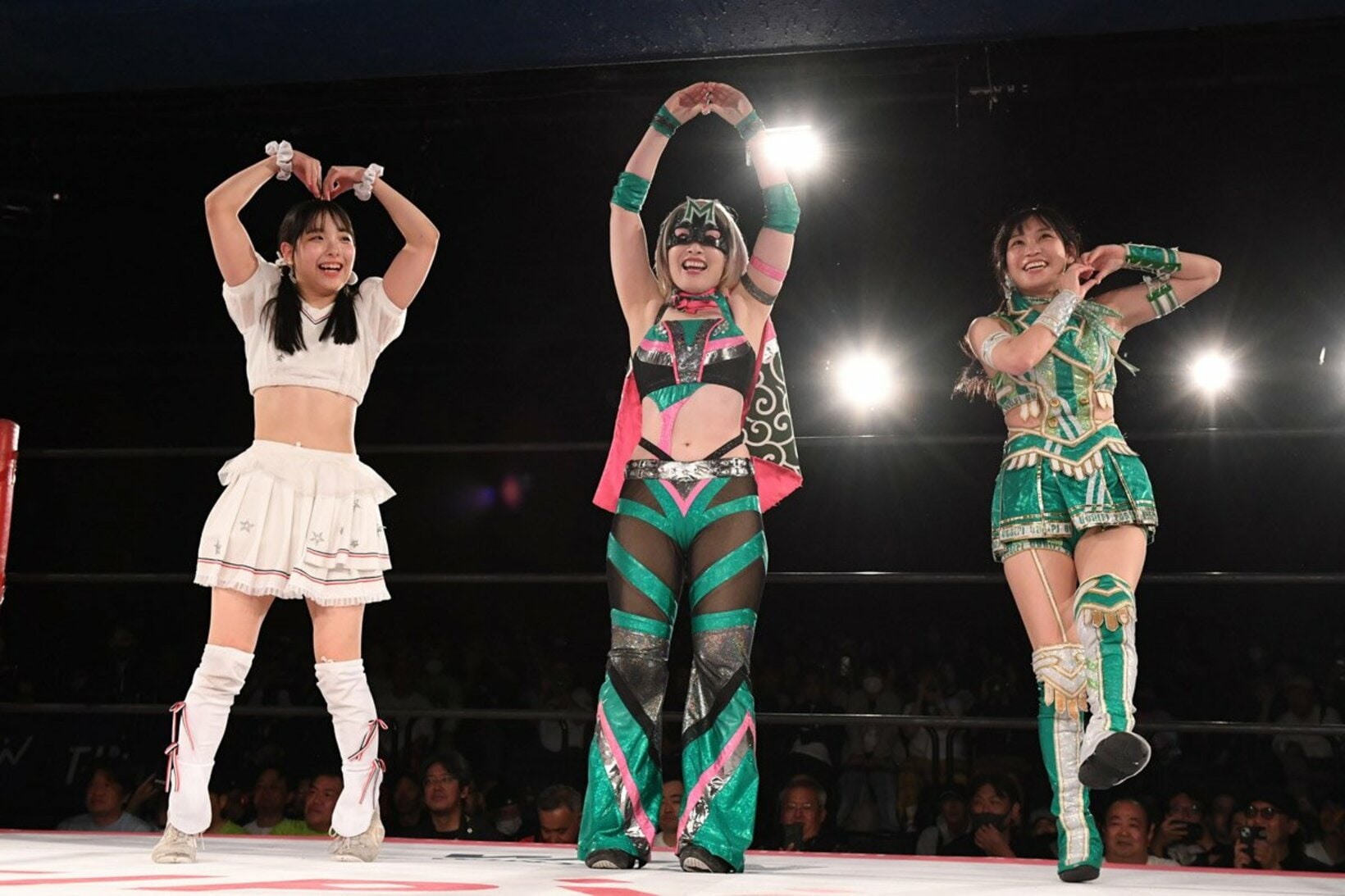 （左から）勝利した高見汐珠、ハイパーミサヲ、鈴木志乃