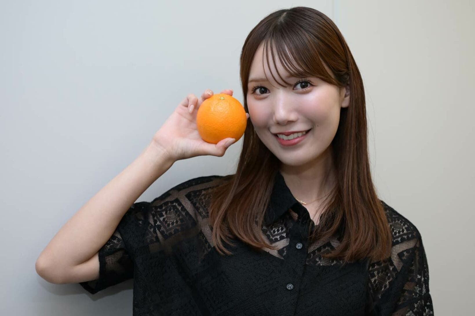 なつみかんを手にする田中菜津美