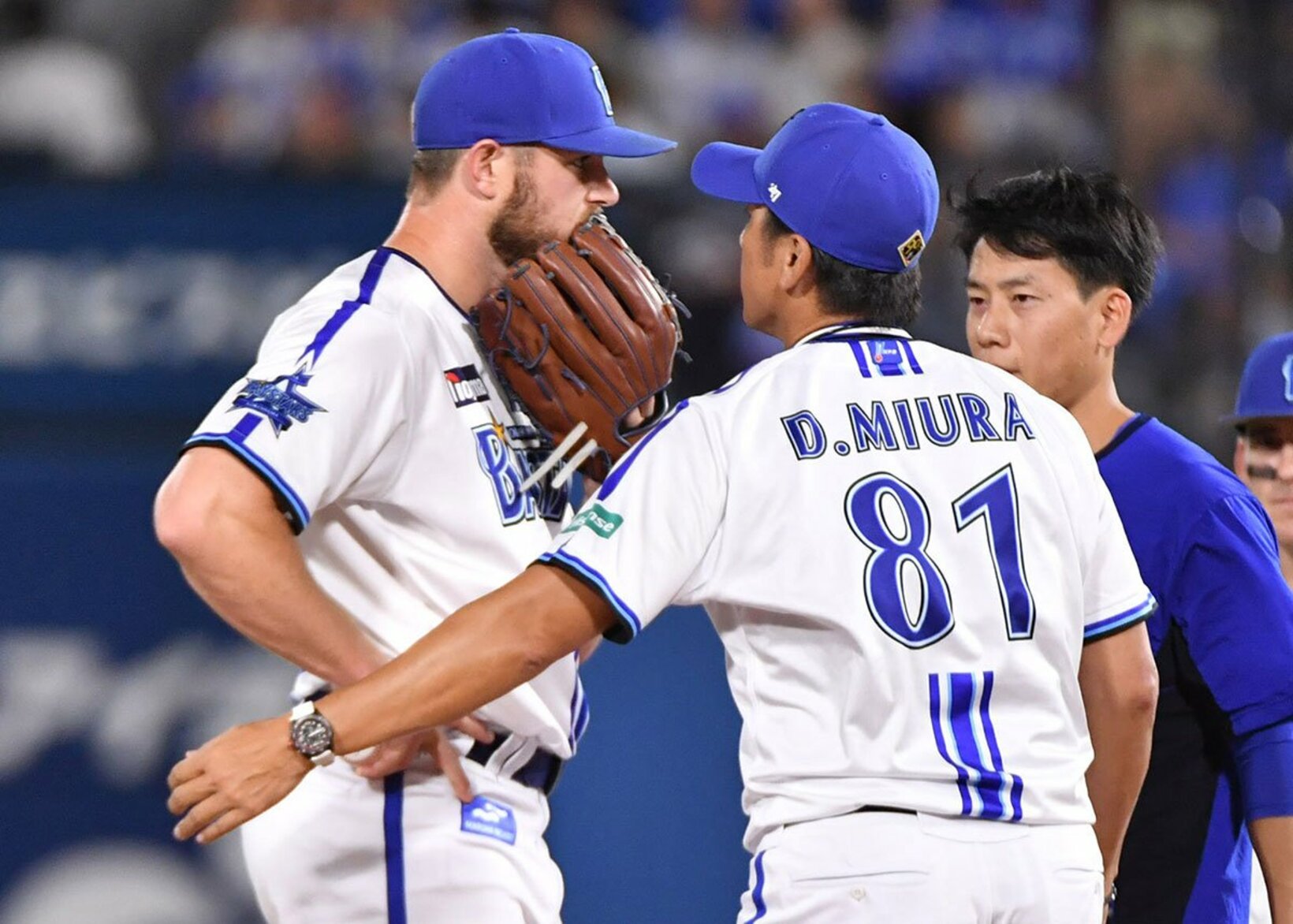 三浦監督(中)から目を背けるウイック(左)