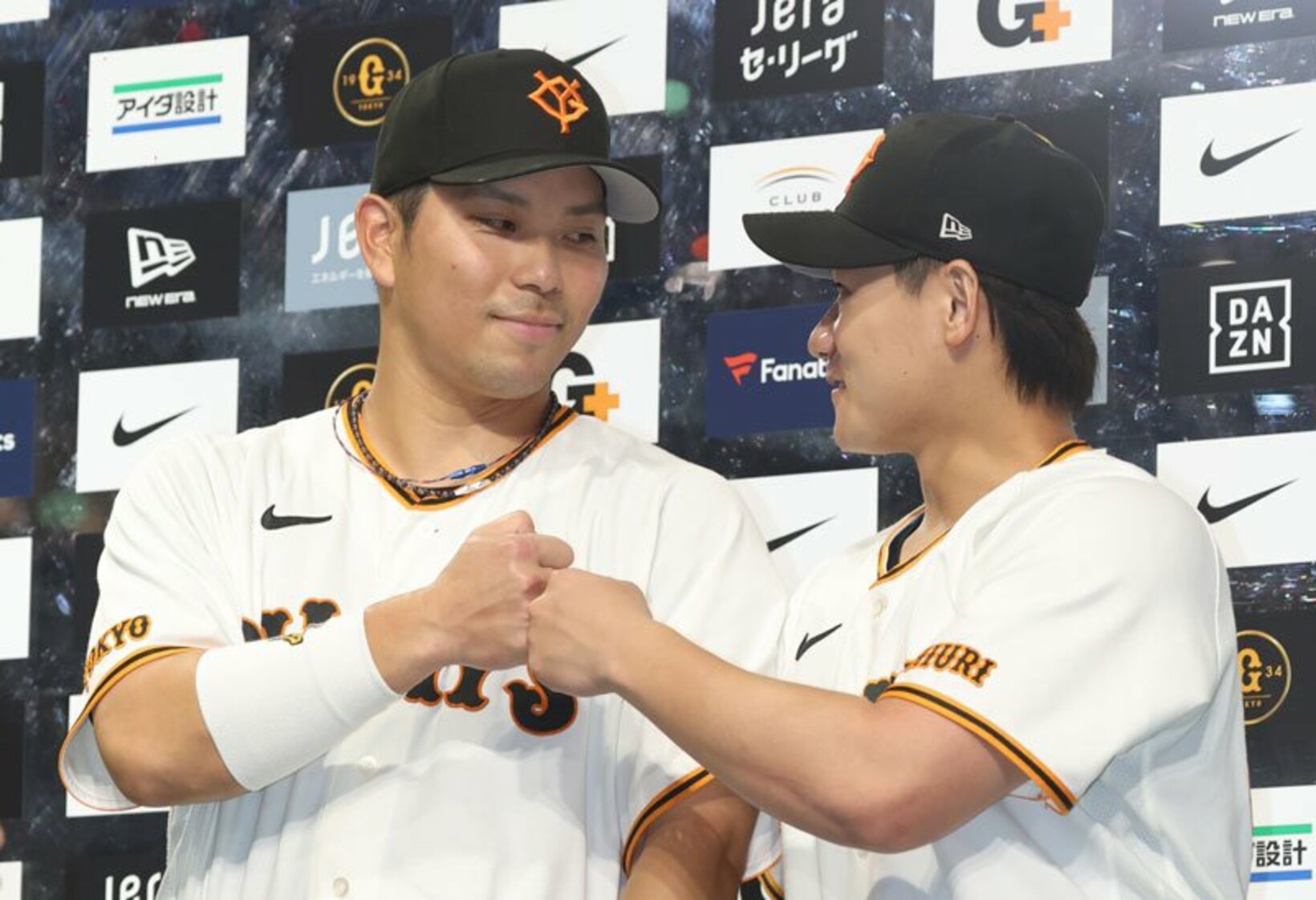 グータッチする大城卓三と井上温大