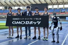 （左から）今江勇人、黒田朝日、内田朋宏社長、嶋津雄大、吉田祐也、ヒューマノイドロボット