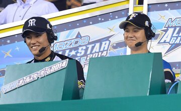 解説席に座る藤浪晋太郎（左・阪神）と大谷翔平（日本ハム）