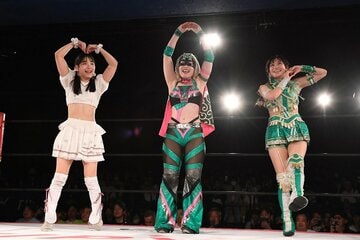 （左から）勝利した高見汐珠、ハイパーミサヲ、鈴木志乃