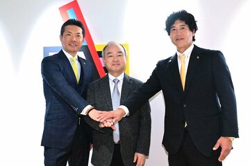 孫正義オーナー（中）にシーズン報告を行った小久保裕紀監督（左）と城島健司CBO