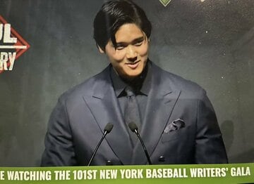 BBWAAの晩さん会に出席した大谷翔平（ユーチューブ「ファウル・テリトリー」から）