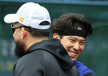 ソフトバンク・オスナ(左)と談笑するDeNA・尾形崇斗