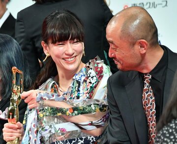  男優助演賞の宇野祥平（右）と談笑する水川あさみ