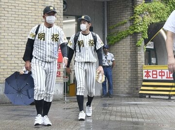  雨天中止となり室内練習場での練習を終え引き揚げる明桜・輿石重弘監督（左）と風間球打