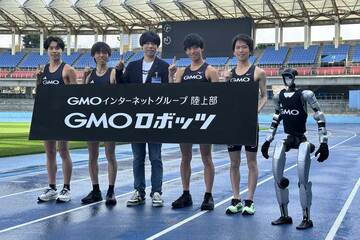 （左から）今江勇人、黒田朝日、内田朋宏社長、嶋津雄大、吉田祐也、ヒューマノイドロボット