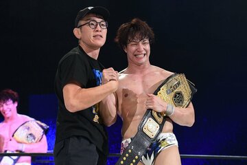 上野勇希（右）に次期挑戦者に指名された青木真也