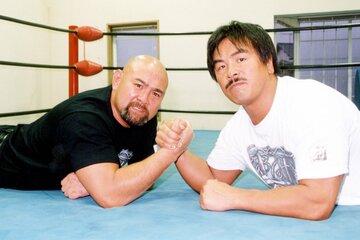 馳（右）と握手を交わす武藤（０１年８月）