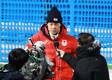 競技打ち切り後、釈然としない表情でインタビューに応じる小林陵侑（ロイター） 