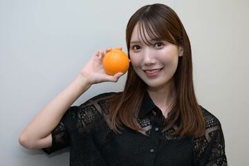 なつみかんを手にする田中菜津美