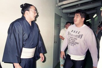 高田延彦(右)の激励に「U-COSMOS」会場の東京ドームに駆け付けた現役時代の錣山親方（当時は寺尾＝１９８９年１１月）