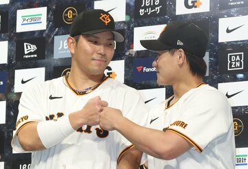 グータッチする大城卓三と井上温大