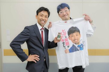 上平真二（左）と宮崎経督記者