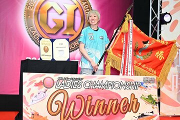 優勝旗を持ち、笑顔の川野芽